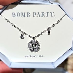 Bomb party og necklace